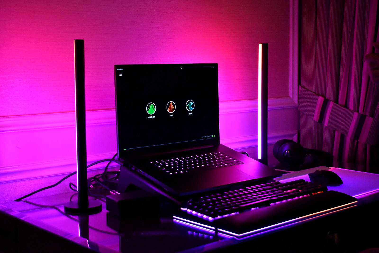 RGB aydınlatmalı gerçek bir gaming laptop ve oyuncu ekipmanları