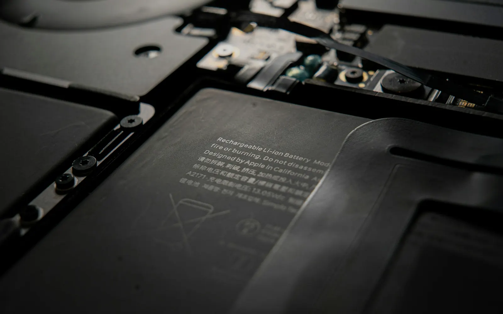 Açılmış bir MacBook içinde gerçek lityum iyon laptop bataryasının yakın görünümü