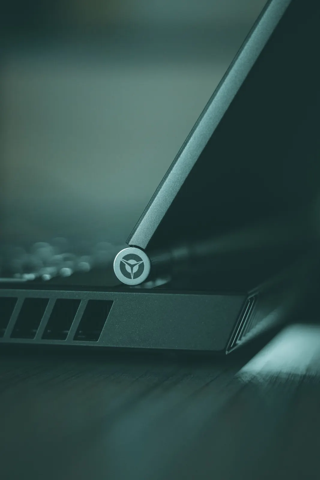 Bir gaming laptopun menteşe ve ekran kapağı yakın görünümü