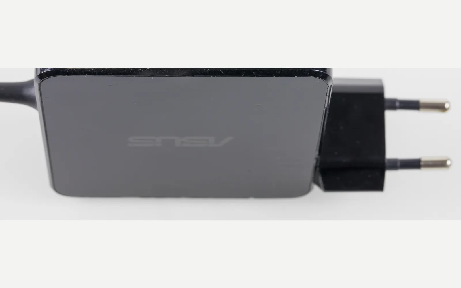 Gerçek bir ASUS laptop AC güç adaptörü ve bağlantı uçları