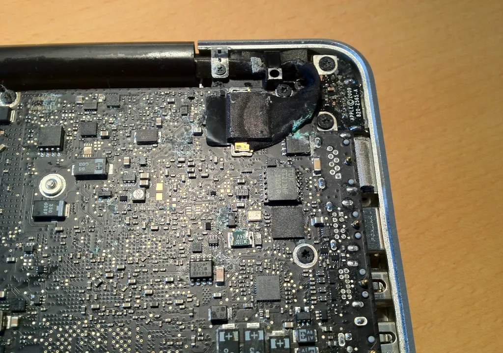 Sıvı teması sonrası korozyon görülen MacBook anakartı