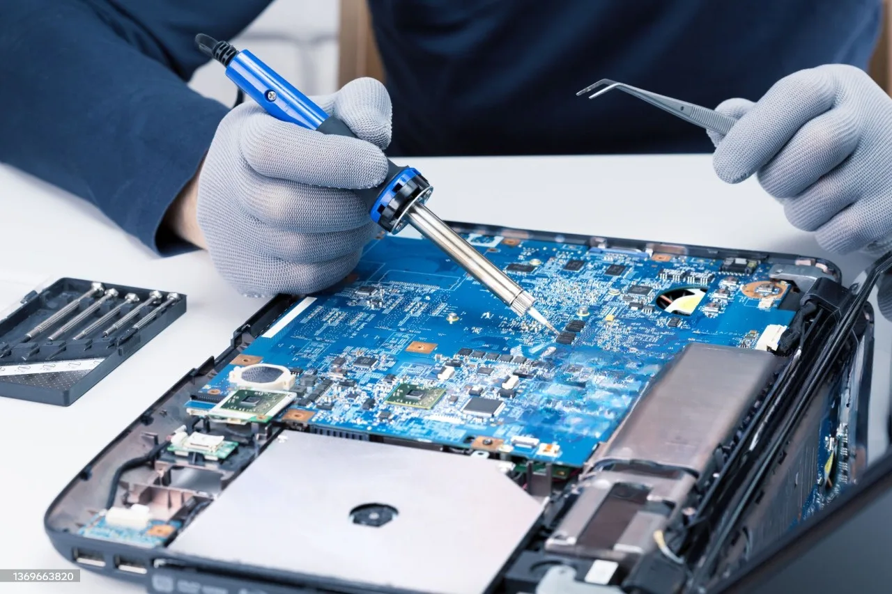Laptop anakartında bağlantı ve bileşenlerin kontrollü lehimleme işlemi