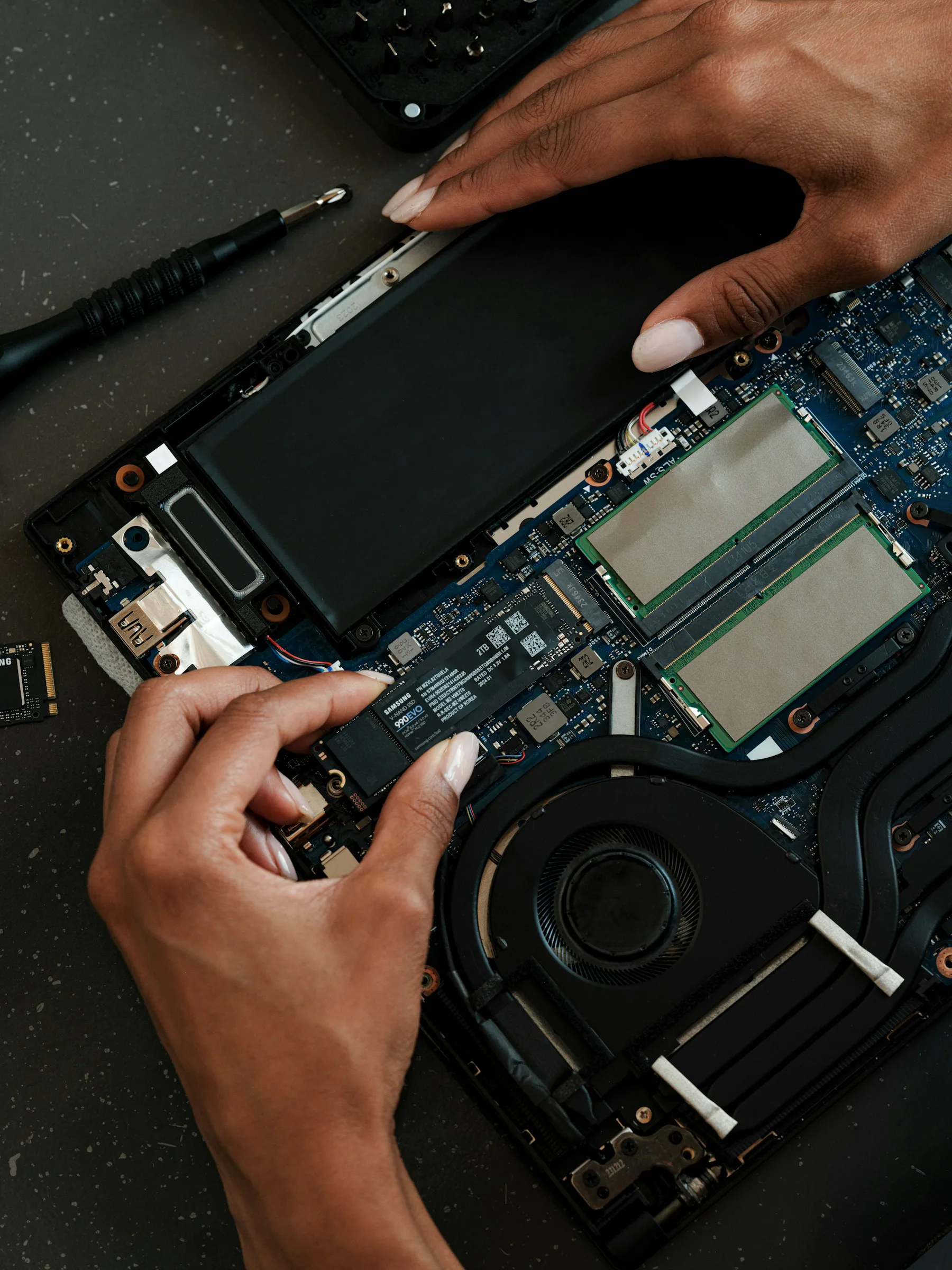 Laptop içinde SSD ve RAM yükseltme için donanım incelemesi