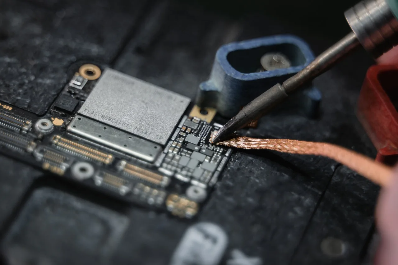 Telefon anakartında hassas mikro lehimleme çalışması
