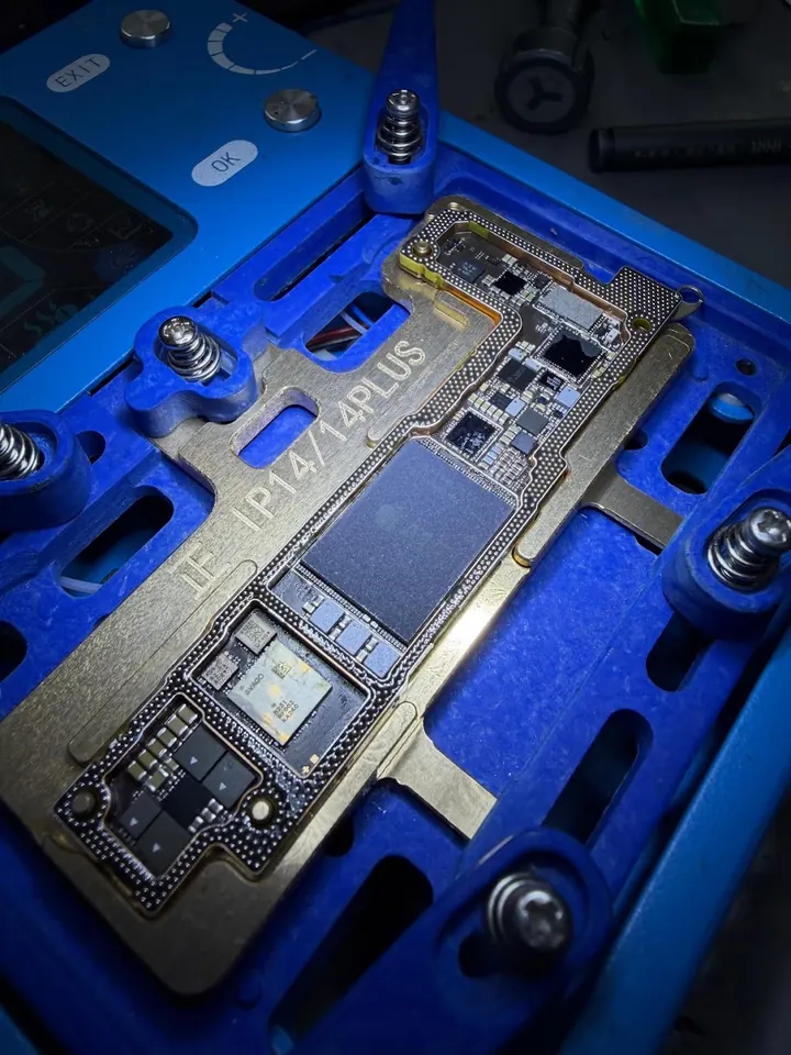 İpek Teknoloji servisinde kart tutucusuna sabitlenmiş telefon anakartı