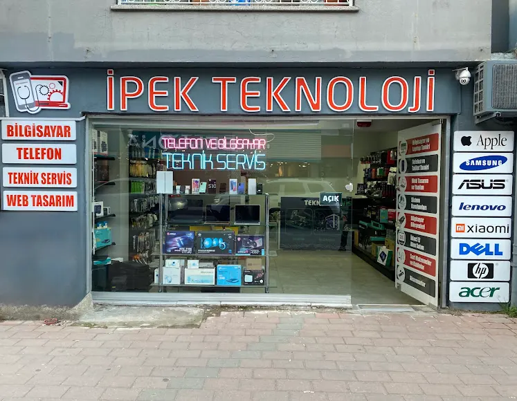 İpek Teknoloji'nin Barbaros Mahallesi Atatürk Caddesi'ndeki mağaza girişi