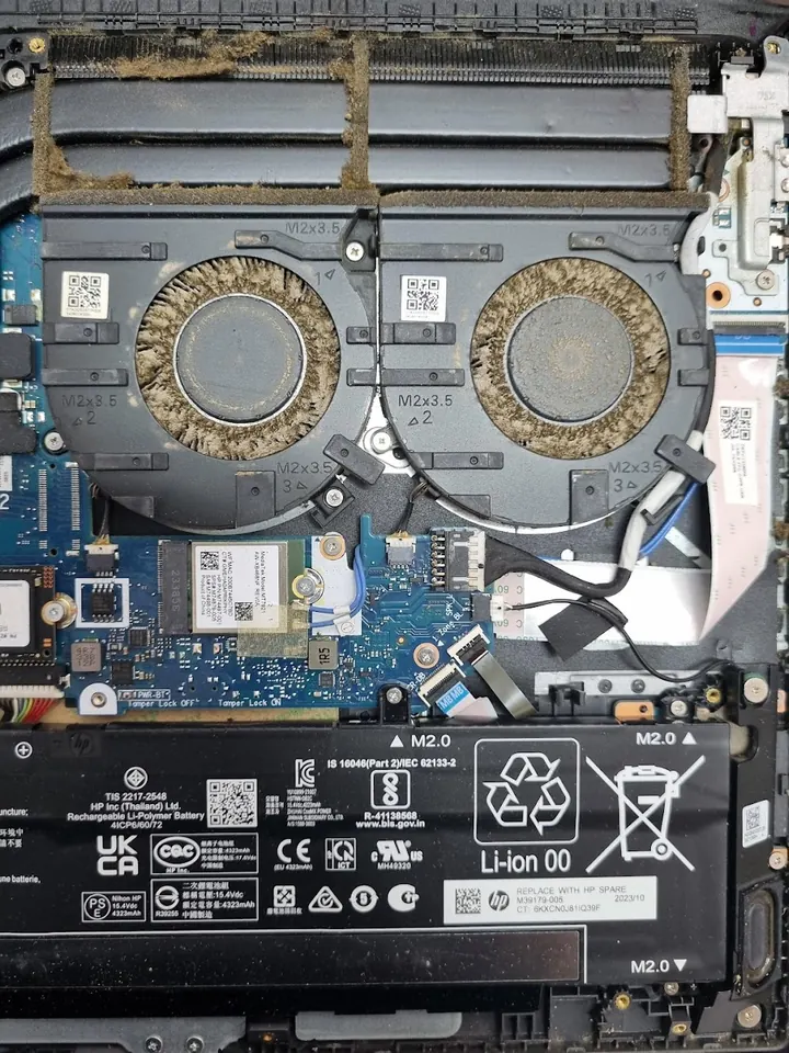 Servisimizde açılan laptopun fanlarında ve soğutma kanallarında görülen toz birikimi